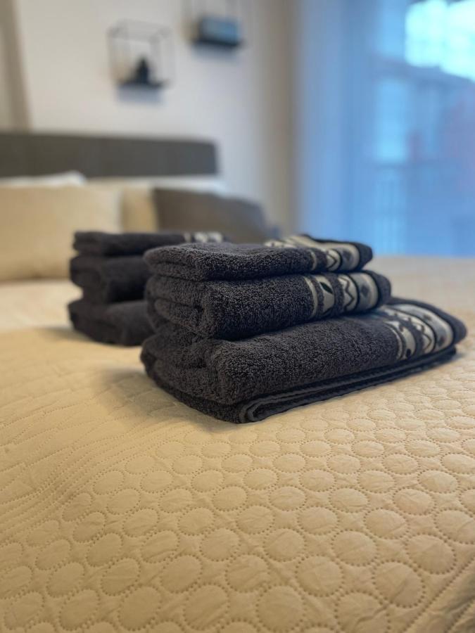 Apartment Im Gehobenen Stadtviertel - Perfekt Fuer Selbstversorger 阿伦 外观 照片